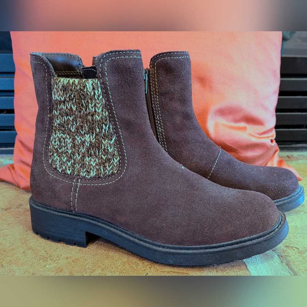 NWOB 6.5 Clarks Opal Sky Suede Dark Brown Women Boots Knit Comfort Ankle